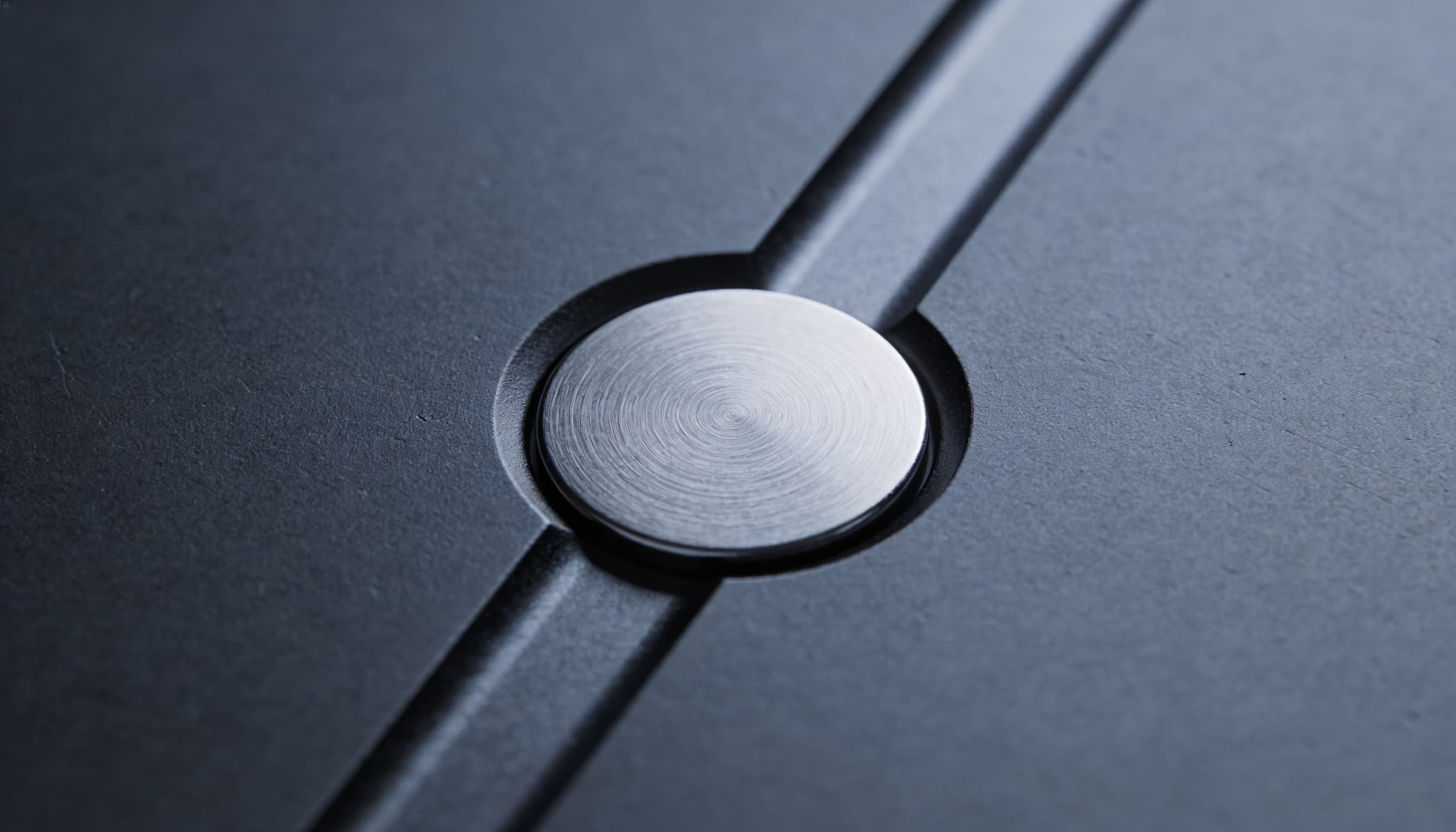 Detalle macro de ingeniería con acento de titanio