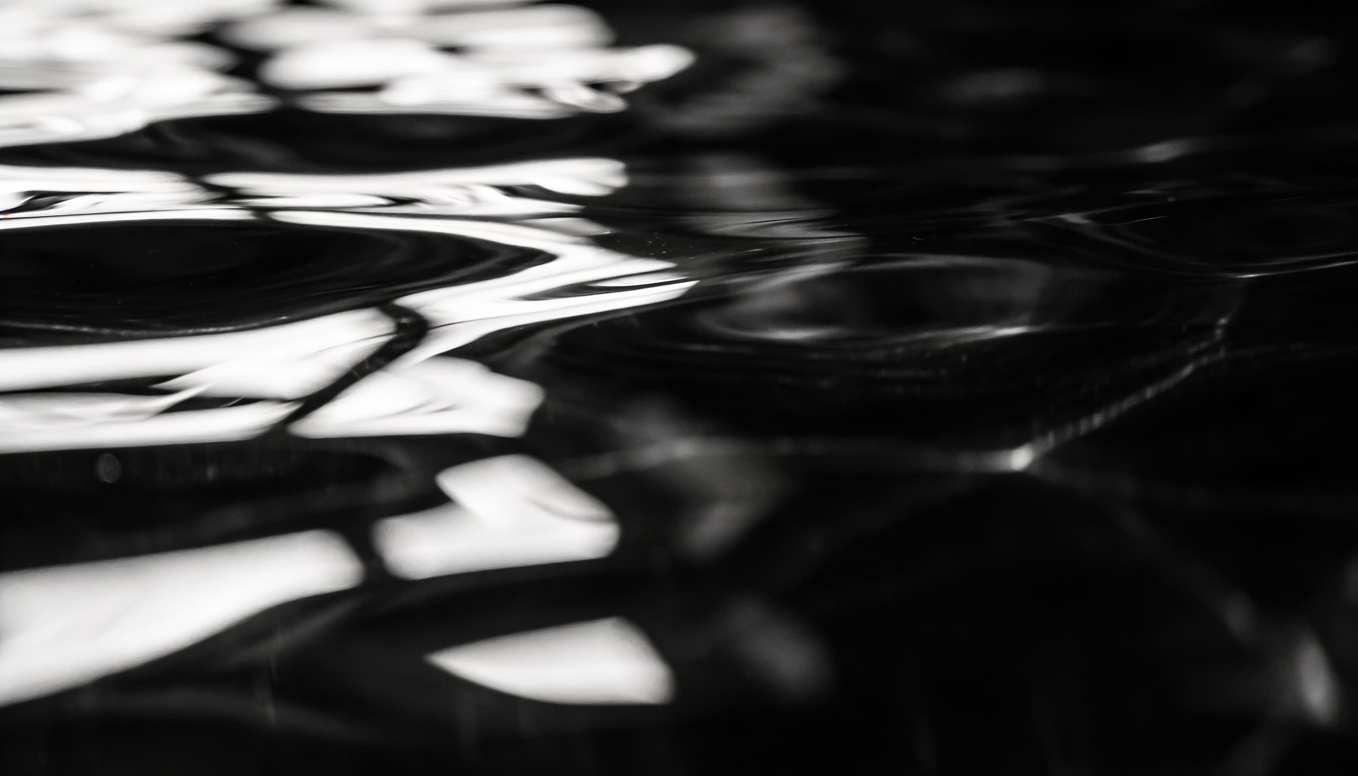 Arquitectura digital minimalista con estructura sólida y iluminación cenital