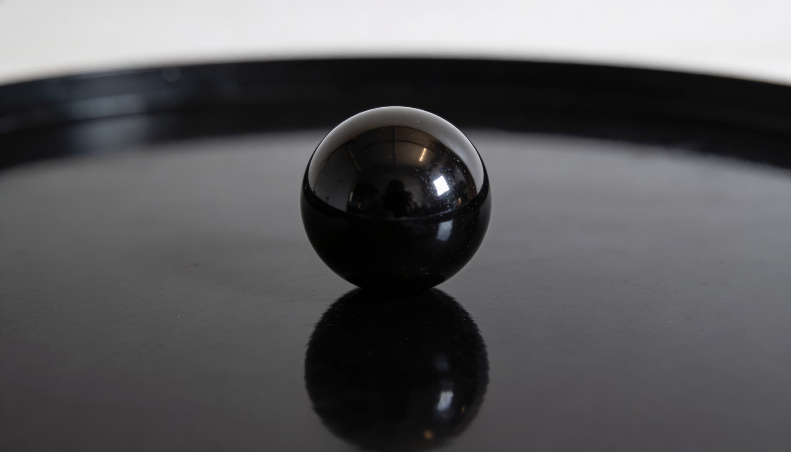 Detalle macro de ingeniería con acento de titanio