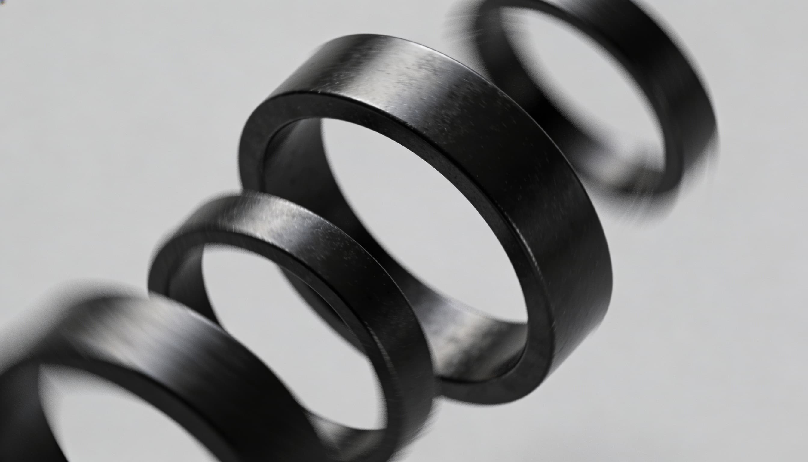 Detalle macro de ingeniería con acento de titanio